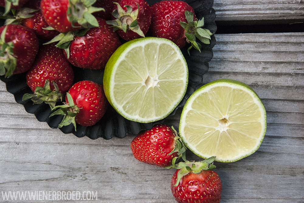 Erdbeer-Daiquiri-Schnitten, leckerer Mürbeteig mit einem Belag aus Erdbeer-Daiquiri. Schmeckt natürlich auch aus dem Kühlschrank! | Strawberry Daiquiri Bars