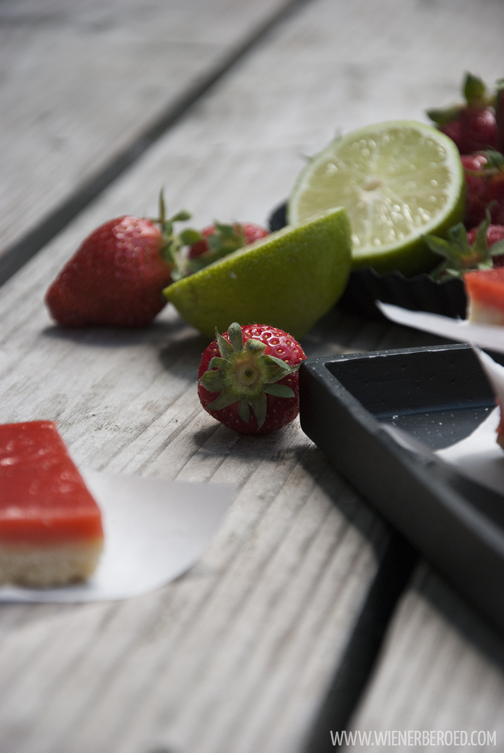 Erdbeer-Daiquiri-Schnitten, leckerer Mürbeteig mit einem Belag aus Erdbeer-Daiquiri. Schmeckt natürlich auch aus dem Kühlschrank! | Strawberry Daiquiri Bars