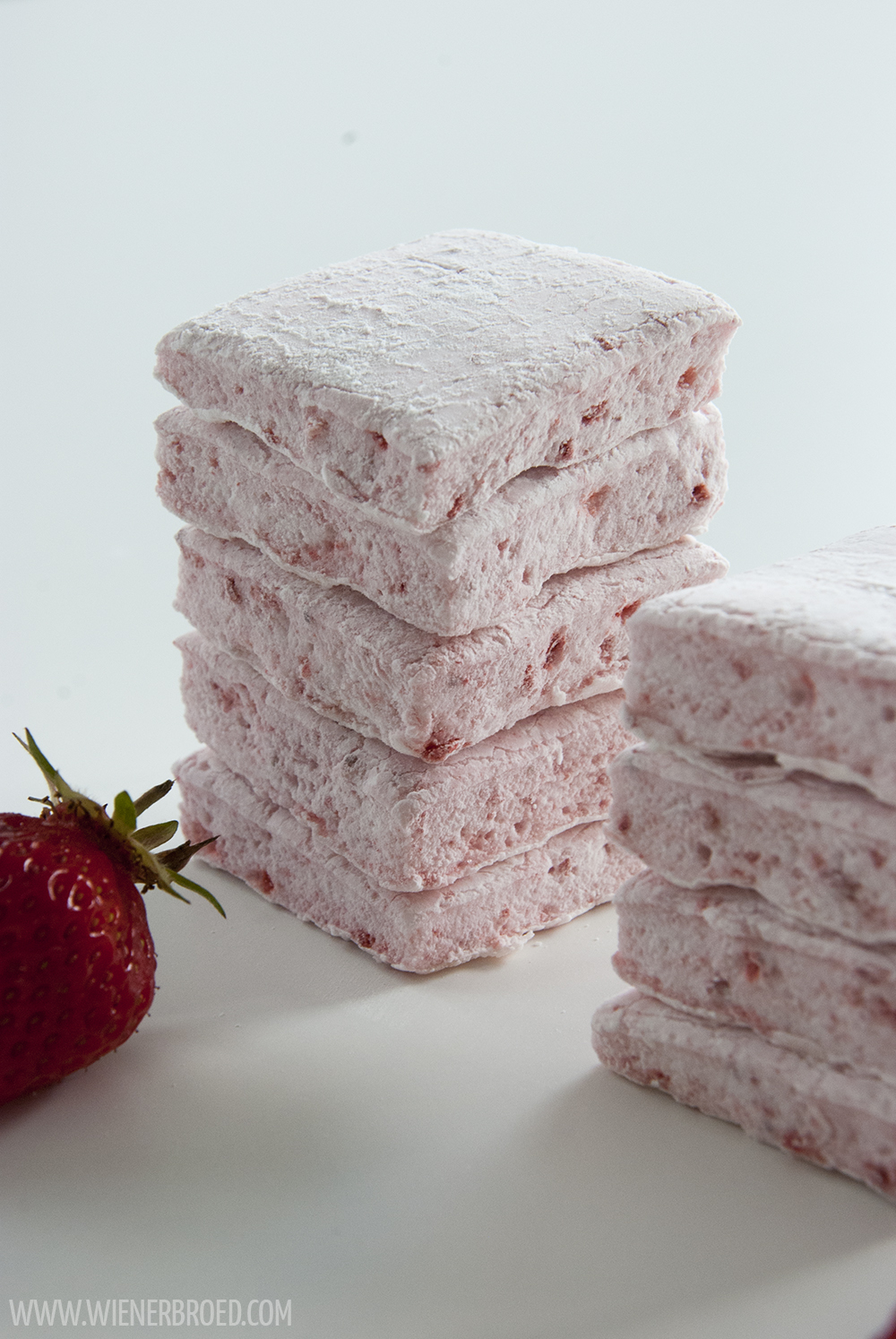 Erdbeer-Marshmallows - Rezept für erdbeerigste Marshmallows, das das ganze Jahr machbar ist [wienerbroed.com] Recipe for strawberry marshmallows, you can make them all year round