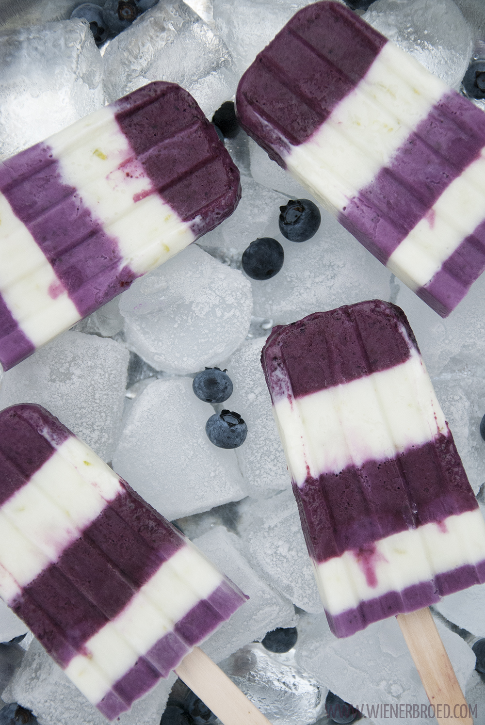 Rezept für Blaubeer-Limetten-Skyr-Eis, fruchtig-frisches Stieleis im Ringelkleid | Blueberry lime skyr popsicles, fruity fresh icecream in fancy blue white dress [wienerbroed.com]