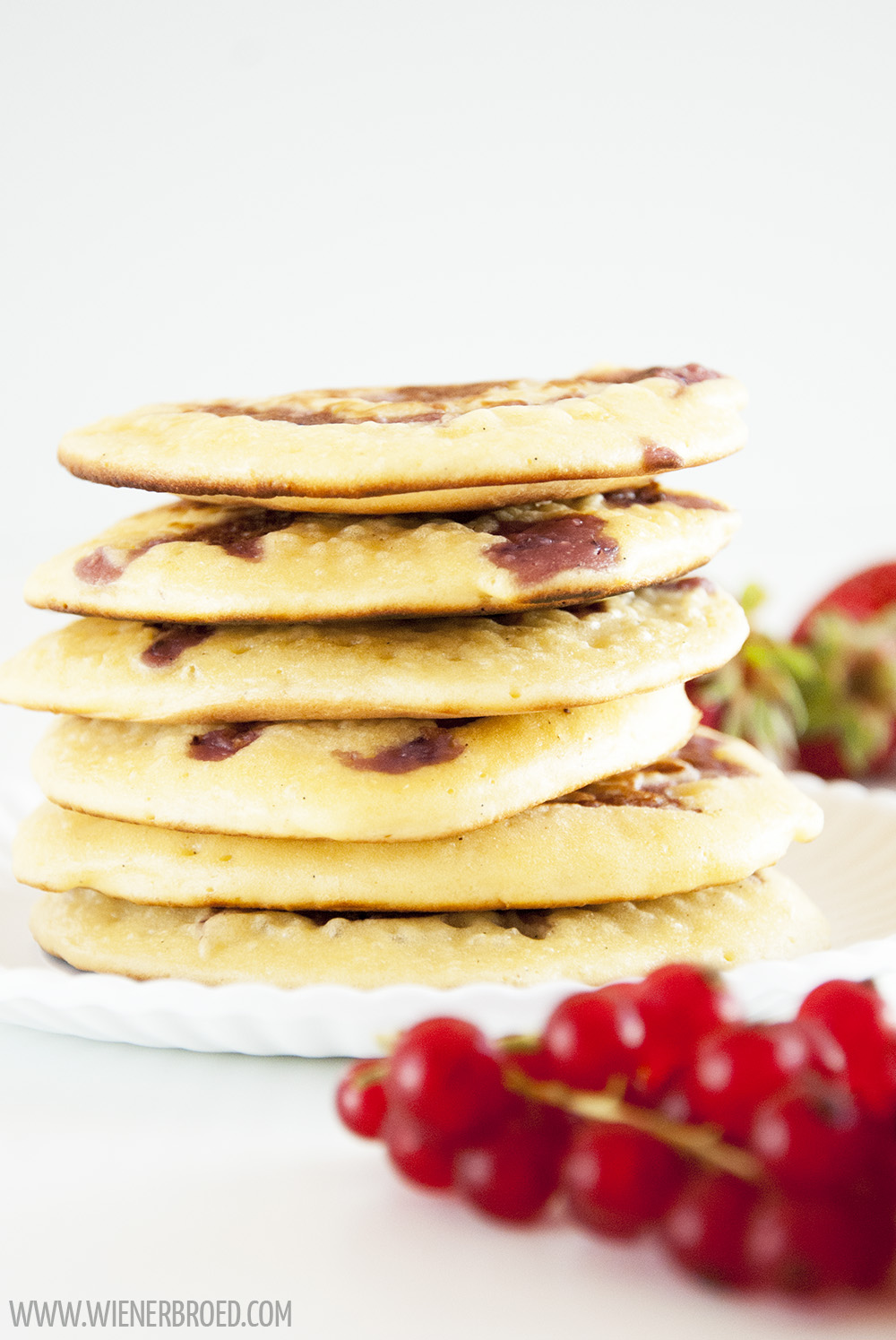 Rote-Grütze-Pancakes, fluffige Pancakes mit Roter Grütze drin [wienerbroed.com] Red fruit jelly pancakes, fluffy pancakes with red fruit jelly inside