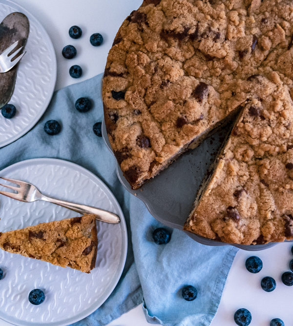 Blaubeer-Vanille-Streuselkuchen, saftiger Vanille-Rührteig mit Blaubeeren getoppt von knusprige Streusel / Blueberry vanilla streusel cake, juicy vanilla cake with blueberries topped with crunchy streusel [wienerbroed.com]