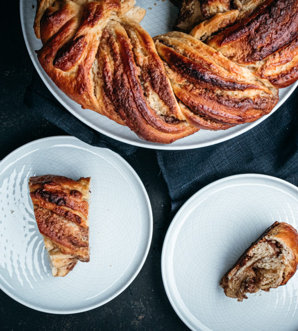 Zimt-Marzipan-Hefekranz, einen fluffigen und saftigen Hefeteig-Kranz mit Marzipan- und Zimt-Zucker-Füllung / Cinnamon marcipan wreath, fluffy and juicy yeast dough wreath with a marcipan and sugar-cinnamon filling [wienerbroed.com]