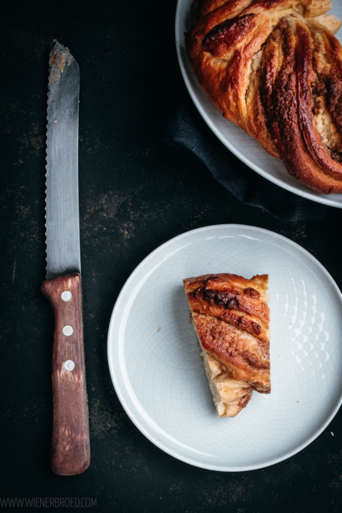 Zimt-Marzipan-Hefekranz, einen fluffigen und saftigen Hefeteig-Kranz mit Marzipan- und Zimt-Zucker-Füllung / Cinnamon marcipan wreath, fluffy and juicy yeast dough wreath with a marcipan and sugar-cinnamon filling [wienerbroed.com]