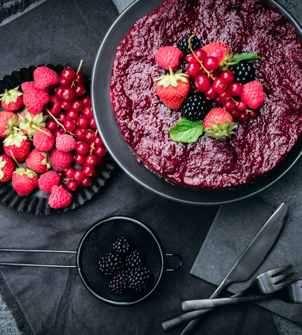 Rezept für Beeren-Joghurt-Torte, No bake-Törtchen mit Beeren-Mischung und viel Joghurt, perfekt für den Sommer aus dem Kühlschrank / Berry yoghurt cake [wienerbroed.com]