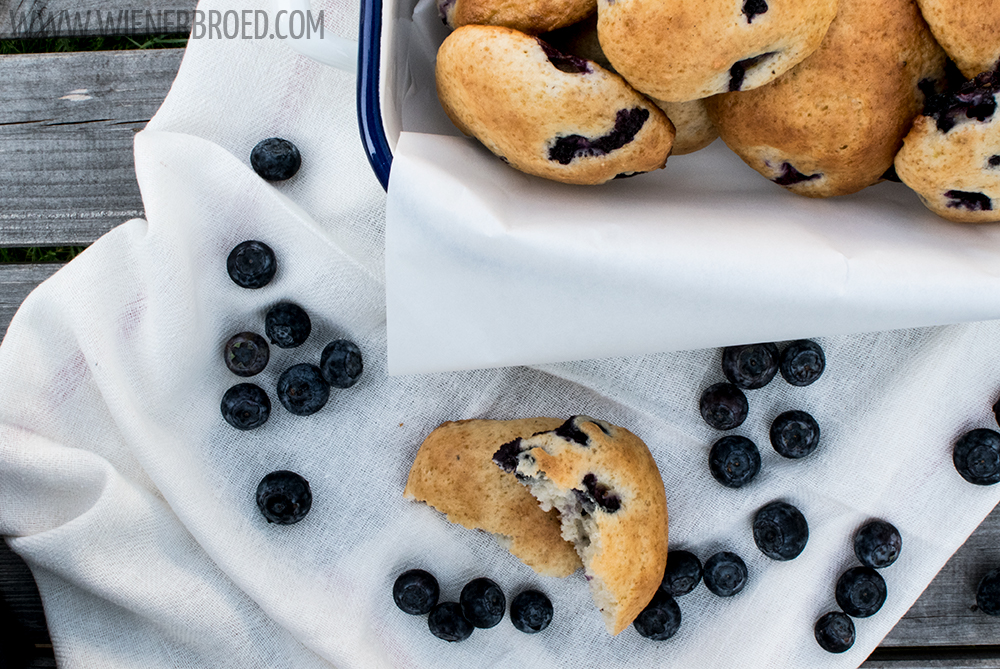 Heidelbeer-Joghurt-Cookies, saftige und fluffige Riesencookies / Blueberry joghurt cookies, juicy but fluffy giant cookies [wienerbroed.com]