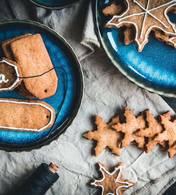 Spekulatius-Cookies, weicher und dicker als Original-Spekulatius, als Geschenkanhänger, hünsche Kekse mit Royal Icing oder Tassenkekse / Speculoos cookies, softer and thicker than the original [wienerbroed.com]