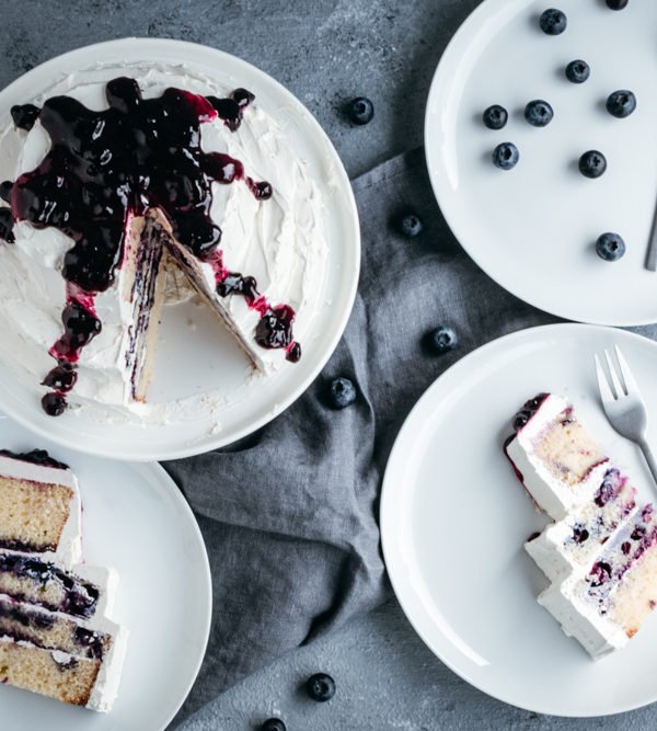 Blaubeer-Torte mit weißem Schokoladenfrosting, saftiger Rührteig mit Blaubeeren umhüllt von leckerem Frosting mit weißer Schokolade als kleine mehrstöckige Torte / Blueberry cake with white chocolate frosting [wienerbroed.com]