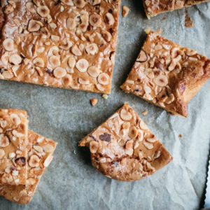 Blondies, die saftige, klitschige Schwester des Brownies aus weißer Schokolade mit gerösteten Haselnüssen / Blondies with roastet hazelnuts [wienerbroed.com]