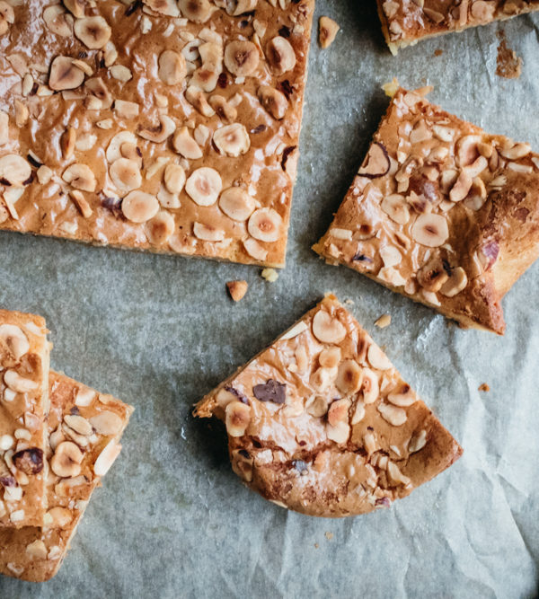 Blondies, die saftige, klitschige Schwester des Brownies aus weißer Schokolade mit gerösteten Haselnüssen / Blondies with roastet hazelnuts [wienerbroed.com]