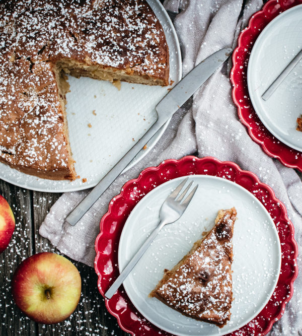 Apfelkuchen, schnelles, einfaches Rezept für einen fluffigen, saftigen Rührteig-Kuchen / Apple cake, easy and simple recipe for a fluffy and juicy cake [wienerbroed.com]