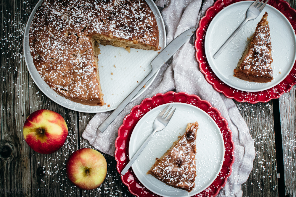 Apfelkuchen, schnelles, einfaches Rezept für einen fluffigen, saftigen Rührteig-Kuchen / Apple cake, easy and simple recipe for a fluffy and juicy cake [wienerbroed.com]