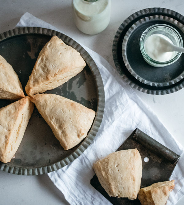 Scones, klassisches, britisches Gebäck zur Teatime, einfaches und schnelles Rezept / Scones, classic British pastry for teatime, easy and quick recipe [wienerbroed.com]