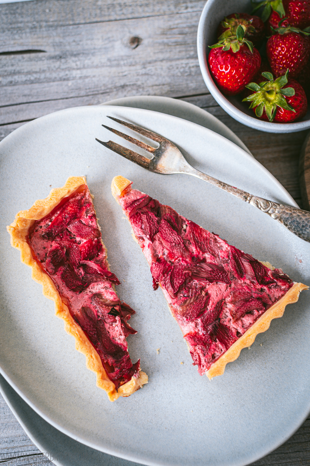 Mürbeteig-Tarte mit Erdbeeren und Rhabarber