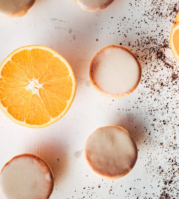 Rezept für Orangen-Amerikaner mit Chai-Glasur, kleine, fluffige Mini-Amerikaner mit feiner Orangen-Note und einem Zuckerguss mit Chai-Geschmack / Fluffy orange biscuits with Chai glazing [wienerbroed.com]