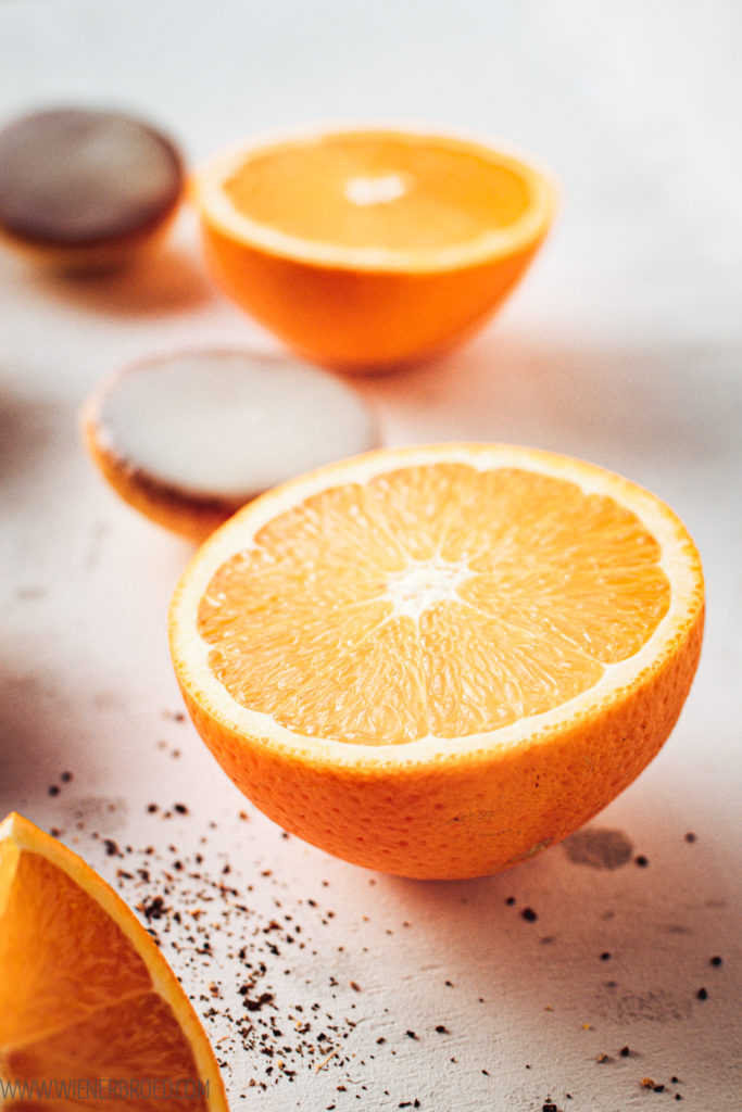 Rezept für Orangen-Amerikaner mit Chai-Glasur, kleine, fluffige Mini-Amerikaner mit feiner Orangen-Note und einem Zuckerguss mit Chai-Geschmack / Fluffy orange biscuits with Chai glazing [wienerbroed.com]