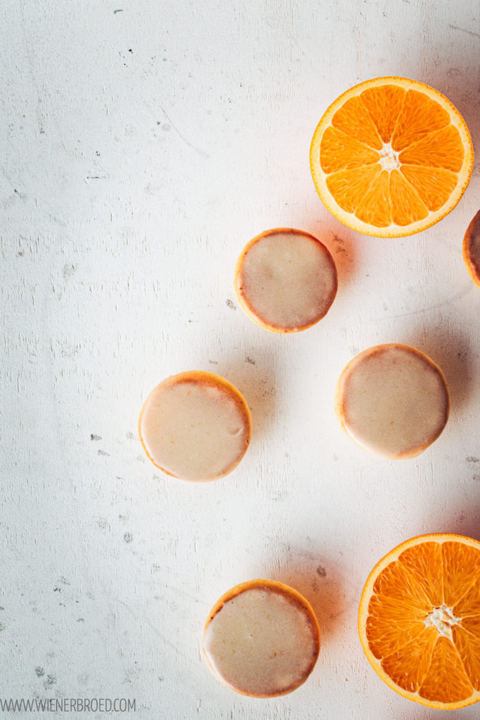 Rezept für Orangen-Amerikaner mit Chai-Glasur, kleine, fluffige Mini-Amerikaner mit feiner Orangen-Note und einem Zuckerguss mit Chai-Geschmack / Fluffy orange biscuits with Chai glazing [wienerbroed.com]