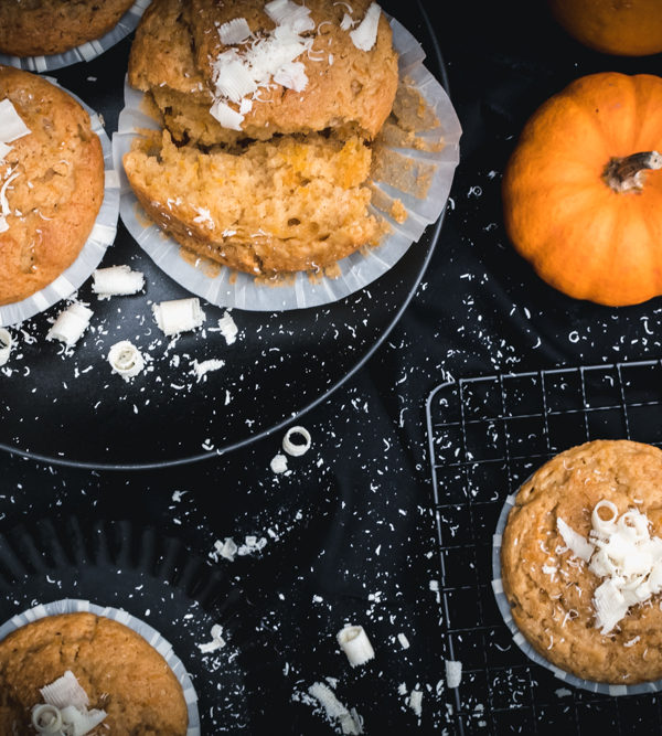 Kürbis-weiße Schokolade-Mufiins,fluffige, saftige Muffins mit Butternut-Kürbis, weißer Schokolade und herbstlichen Gewürzen / White chocolate pumpkin spice muffins [wienerbroed.com]