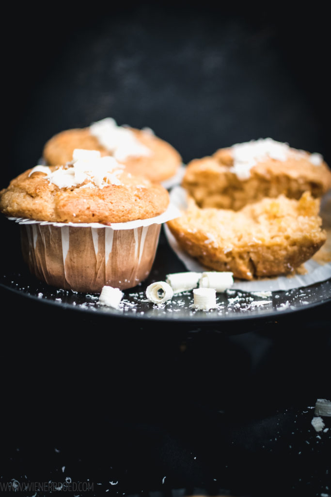 Kürbis-weiße Schokolade-Mufiins,fluffige, saftige Muffins mit Butternut-Kürbis, weißer Schokolade und herbstlichen Gewürzen / White chocolate pumpkin spice muffins [wienerbroed.com]