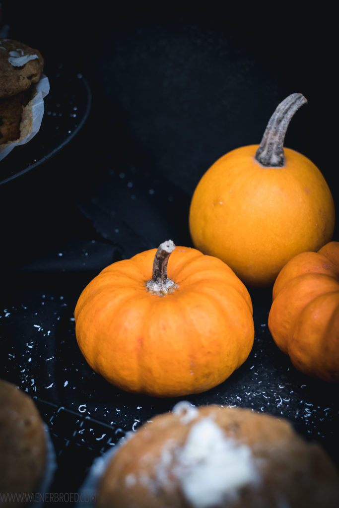 Kürbis-weiße Schokolade-Mufiins,fluffige, saftige Muffins mit Butternut-Kürbis, weißer Schokolade und herbstlichen Gewürzen / White chocolate pumpkin spice muffins [wienerbroed.com]