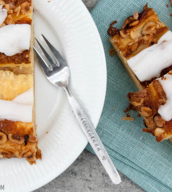 Rezept für Wienerbrød - das dänische Plundergebäck! Zart blättriger Teig gefüllt mit Remonce, einer Mischung aus Marzipan und Butter und obendrauf eine dicke Zuckergussschicht! [wienerbroed.com]