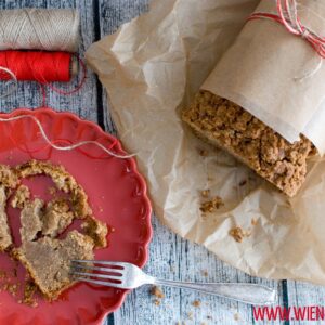 Rezept für Karamell-Bananenbrot mit Zimtkruste, saftiger Kuchen mit knusprigen Streuseln / Caramel banana bread with cinnamon crust [wienerbroed.com]