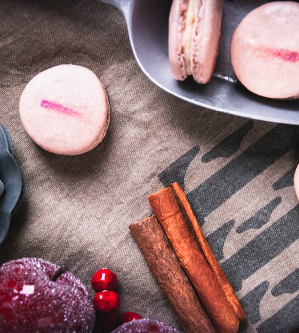 Rezept für Bratapfel-Macarons, feines, zartes Baiser gefüllt mit einer hellen Ganache, Marzipan und Bratapfellikör / Roast apple macaron with alcohol [wienerbroed.com]