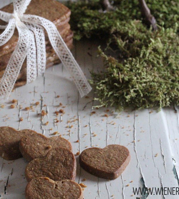 Brunkager, dänische Lebkuchen, knusprige Plätzchen mit Mandeln, Ingwer und einem Schiff Espresso / Brunkager, Danish gingerbread, crispy cookies with almonds, ginger and a bit of espresso [wienerbroed.com]