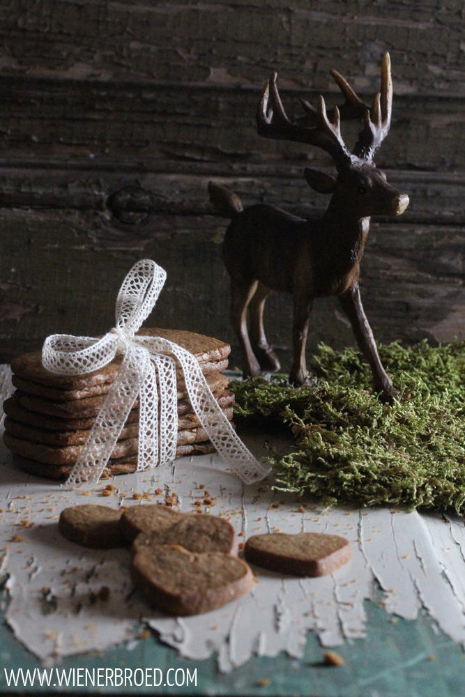 Brunkager, dänische Lebkuchen, knusprige Plätzchen mit Mandeln, Ingwer und einem Schiff Espresso / Brunkager, Danish gingerbread, crispy cookies with almonds, ginger and a bit of espresso [wienerbroed.com]