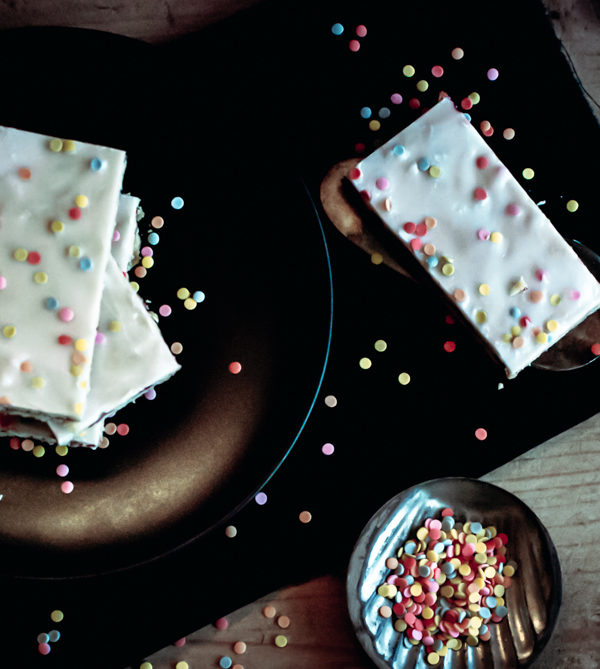 Hindbærsnitter, typisch dänische Himbeerschnitten aus Mürbeteig mit Himbeermarmelade und Zuckerguss / Hindbærsnnitter, typical Danish shortpastry with raspberry jam and icing [wienerbroed.com]