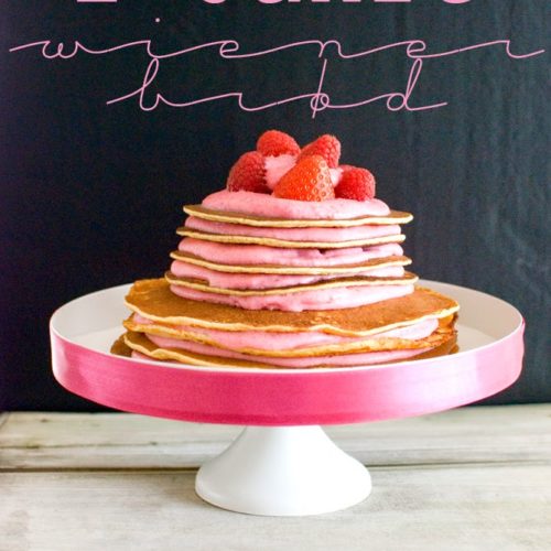 Pfannkuchen-Kuchen, leckerer Pandekage Lagkage aus Mandelpfannkuchen mit einer Beerenfüllung / Pancake layer cake with almond pancakes and berry filling [wienerbroed.com]