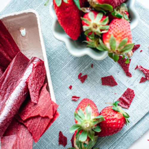 Rezept für Erdbeer-Roll-Ups, leckeres Fruchtleder, Süßigkeit aus Früchten, nicht nur für Kinder / Strawberry Roll Ups [wienerbroed.com]