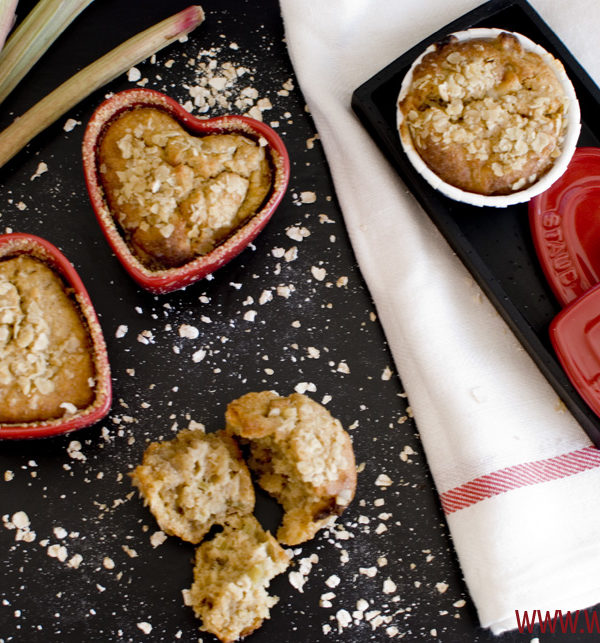 Rezept für Rhabarber-weisse Schokolade-Tonkabohne-Hafer-Muffins, saftige Muffins mit feiner Tonka-Note / Rhubarb white chocolate oat muffins with tonka bean [wienerbroed.com]