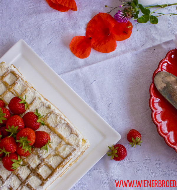 Rezept für Erdbeer-Biskuitwaffel-Torte, die klassische schwedische Jordgubbstårta einmal anders, mit Sahne, Erdbeeren und Lemon Curd, einfaches Rezept / Strawberry sponge cake waffle like Swedish Midsommar delicacy [wienerbroed.com]