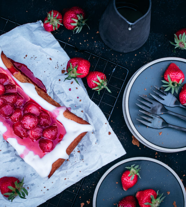 Rezept für Erdbeer-Eierlikör-Kuchen, saftiger Rührteig mit Eierlikör, Zuckerguss und in Sirup gekochte Erdbeeren / Strawberry advocaat cake [wienerbroed.com]