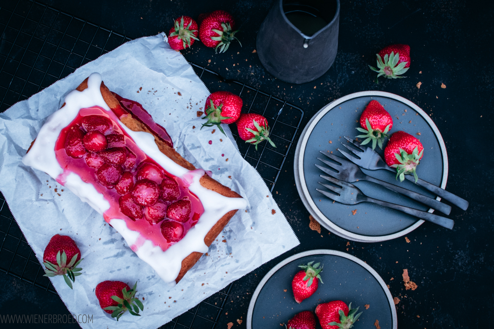 Rezept für Erdbeer-Eierlikör-Kuchen, saftiger Rührteig mit Eierlikör, Zuckerguss und in Sirup gekochte Erdbeeren / Strawberry advocaat cake [wienerbroed.com]