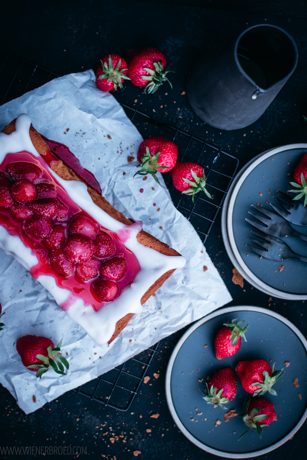 Rezept für Erdbeer-Eierlikör-Kuchen, saftiger Rührteig mit Eierlikör, Zuckerguss und in Sirup gekochte Erdbeeren / Strawberry advocaat cake [wienerbroed.com]