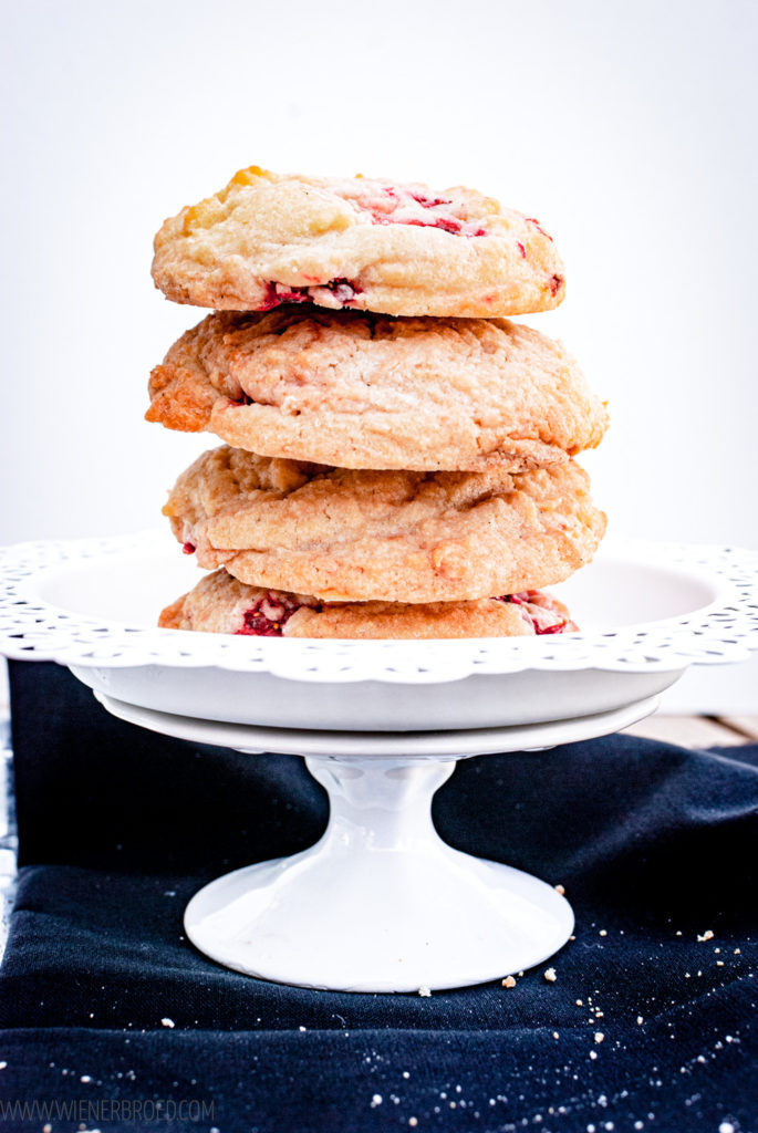 gestapelte Strawberry white chocolate cookies