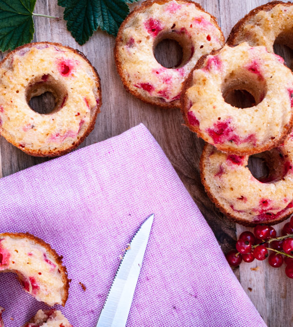 Rezept für Johannisbeer-Vanille-Gugelhupfe, kleine saftige Rührteiggugelhupfe mit säuerlichen roten Johannisbeeren und einer feinen Vanille-Note / Small red currant vanilla bundt cakes [wienerbroed.com]