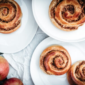 Apfel-Zimt-Schnecken, leckere Schnecken aus fluffigem Hefeteig mit saftiger Füllung aus Äpfeln, Zimt und etwas Karamell / Apple cinnamon buns, tasty rolls medo of fluffy yeast dough with juicy filling with apples, cinnamon and a bit of caramel [wienerbroed.com]