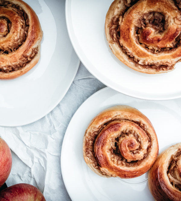 Apfel-Zimt-Schnecken, leckere Schnecken aus fluffigem Hefeteig mit saftiger Füllung aus Äpfeln, Zimt und etwas Karamell / Apple cinnamon buns, tasty rolls medo of fluffy yeast dough with juicy filling with apples, cinnamon and a bit of caramel [wienerbroed.com]