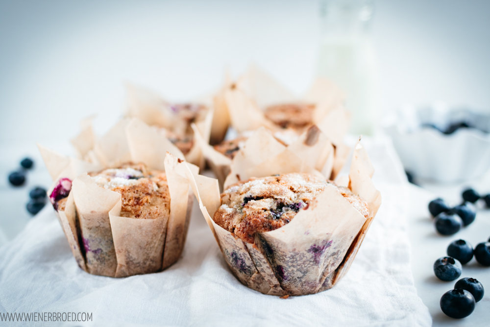 Blaubeer-Muffins, saftige und fluffige Muffins wie im Coffeehouse / Blueberry muffins [wienerbroed.com]