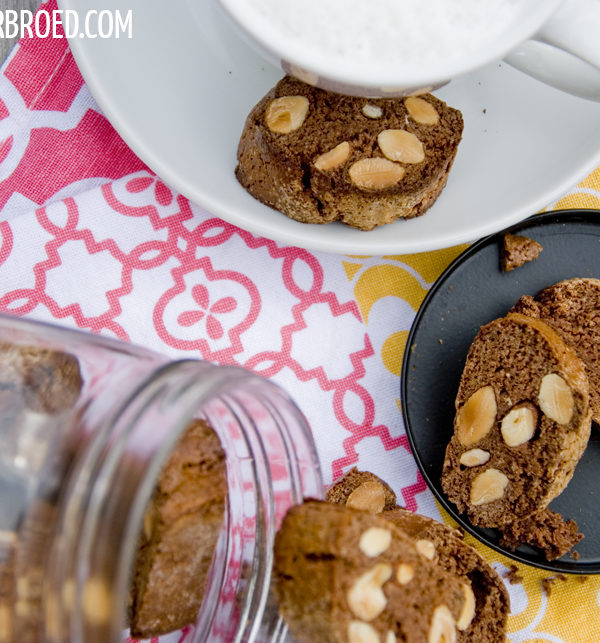 Schoko-Orangen-Cantuccini, knusprige italienische Kekse mit Mandeln und feinem Schokoladen-Orangen-Geschmack / Chocolate Orange Cantuccini, crispy Italian cookies with almonds and a fine taste of chocolate and orange [wienerbroed.com]