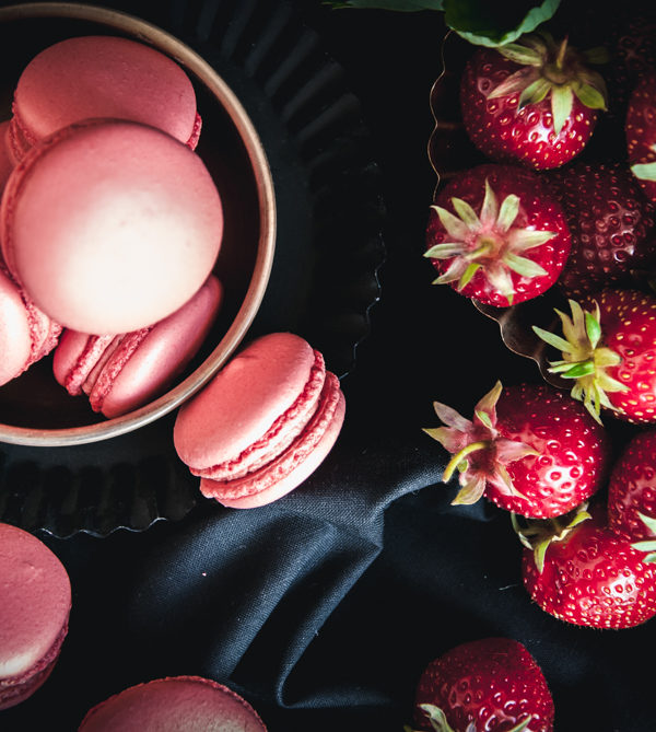 Rezept für Erdbeer-Macarons, zarte Baisers mit fruchtiger Erdbeer-Buttercreme / Strawberry macarons [wienerbroed.com]