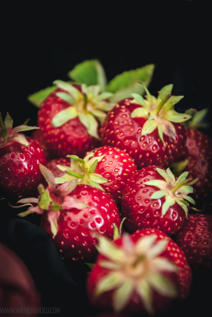 Rezept für Erdbeer-Macarons, zarte Baisers mit fruchtiger Erdbeer-Buttercreme / Strawberry macarons [wienerbroed.com]