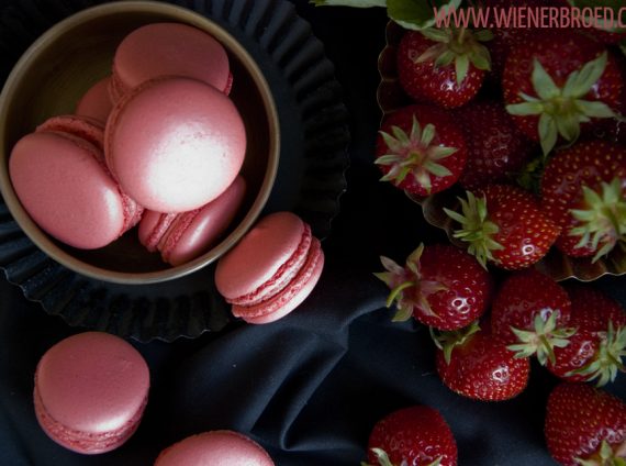 Ich bringe Erdbeeren mit… {Erdbeer-Macarons}