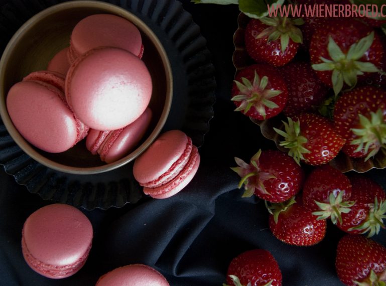 {Erdbeer-Macarons} Ich bringe Erdbeeren mit…
