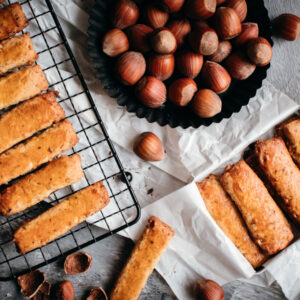 Nuss-Stängeli, kleine knusprig-harte Kekse aus Haselnüssen, ein Schweizer Klassiker / Nut stems, little crispy hard cookies made of hazelnuts, a Swiss classic [wienerbroed.com]