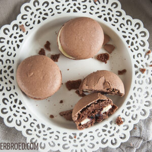 Rezept für Schwarzwälder Kirsch-Macarons, Schokoladen-Macarons gefüllt mit Sahne-Ganache, Kirsch-Konfitüre und natürlich Kirschwasser / Black Forest Macarons [wienerbroed.com]