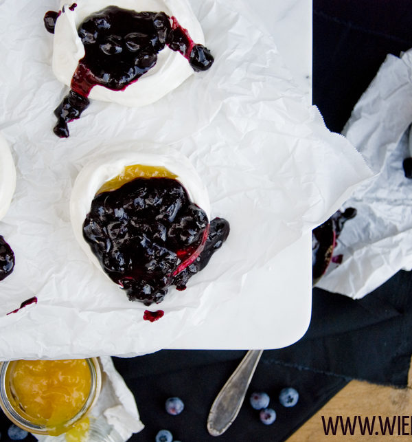 Blaubeer-Zitronen-Pavlova / Blueberry Lemon Pavlova [wienerbroed.com]